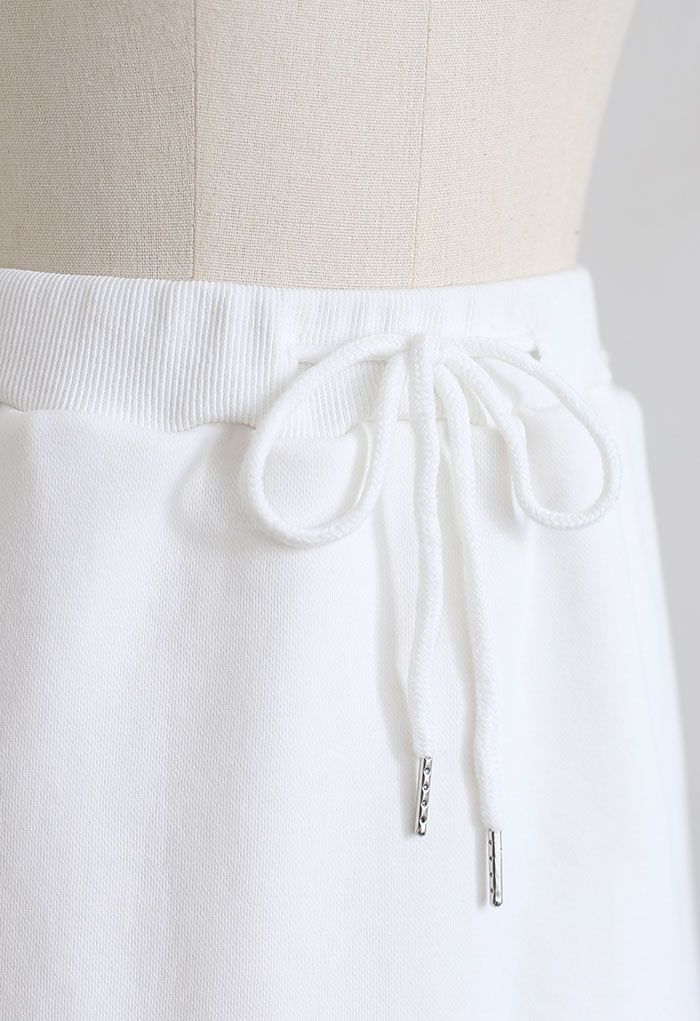 Minifalda pantalón de algodón con bolsillo con cordón en blanco