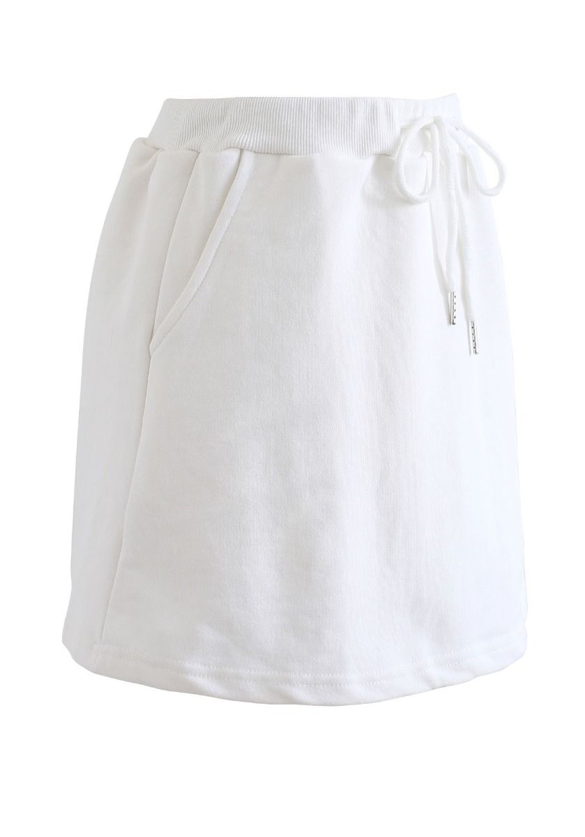 Minifalda pantalón de algodón con bolsillo con cordón en blanco