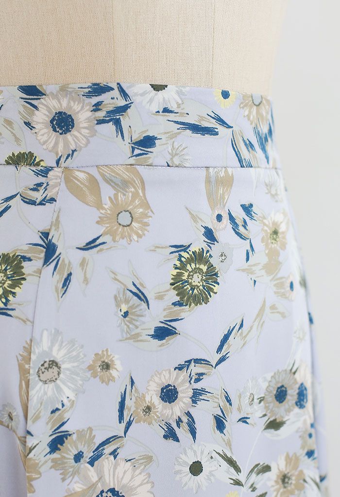 Falda midi de satén con estampado de margaritas en azul