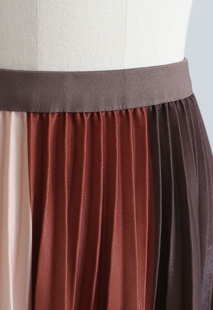 Falda midi plisada brillante color block en caramelo