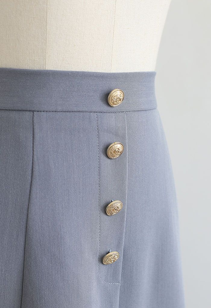 Falda midi con abertura frontal y ribete de botones dorados en gris