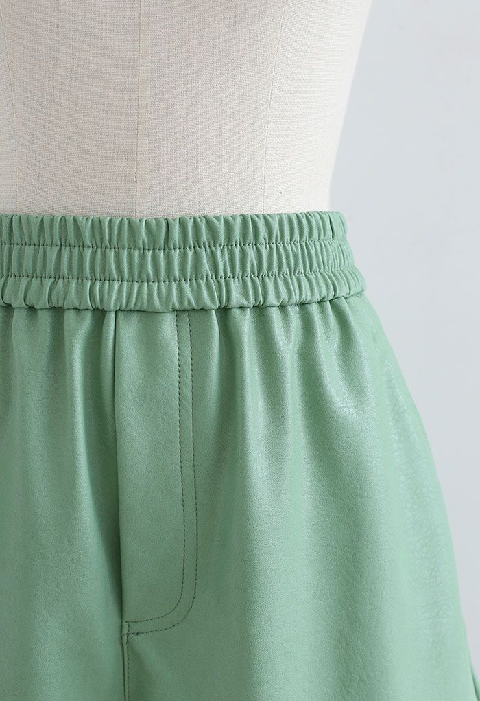 PANTALONES CORTOS CON ESTRUCTURA DE PIEL SINTÉTICA EN VERDE