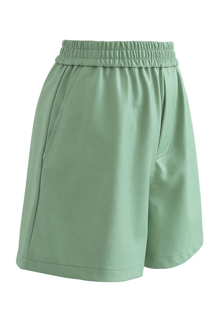 PANTALONES CORTOS CON ESTRUCTURA DE PIEL SINTÉTICA EN VERDE