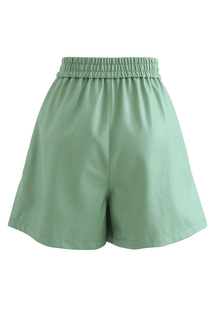 PANTALONES CORTOS CON ESTRUCTURA DE PIEL SINTÉTICA EN VERDE