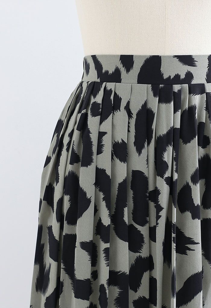 Falda midi plisada de gasa con estampado de leopardo en salvia