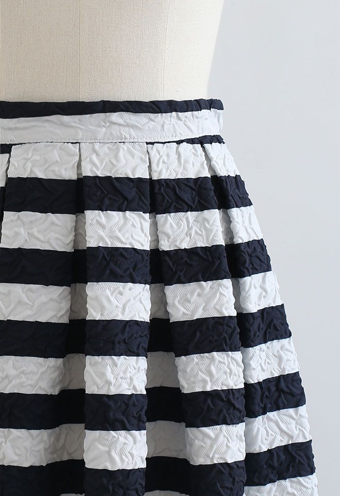 Falda midi plisada en relieve con estampado de rayas por toda la prenda