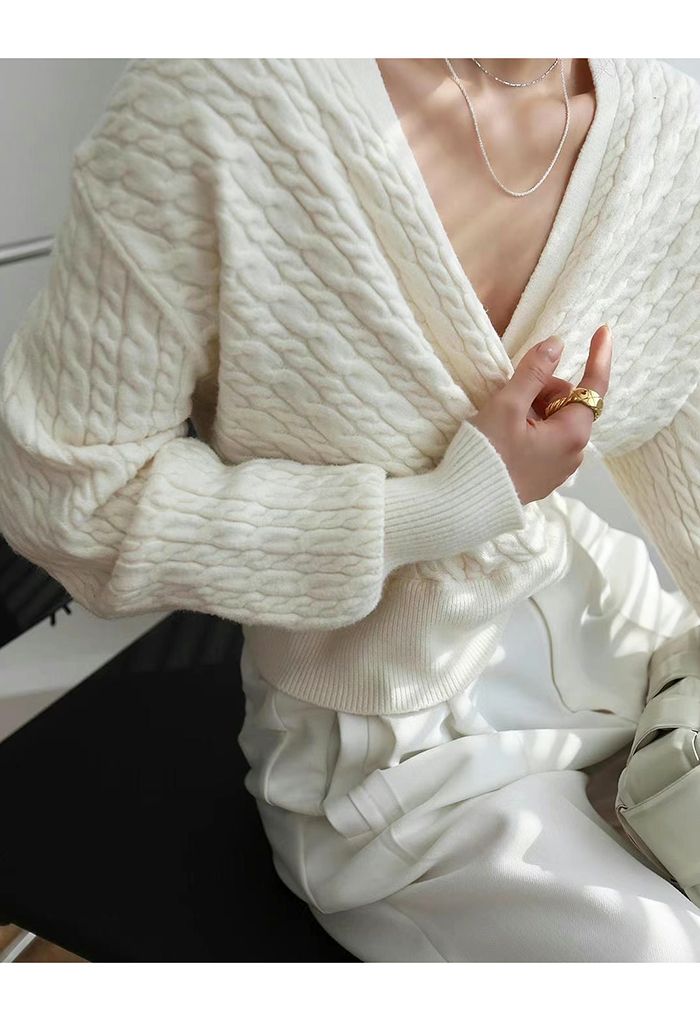 Suéter corto con parte delantera cruzada de punto trenzado en color crema