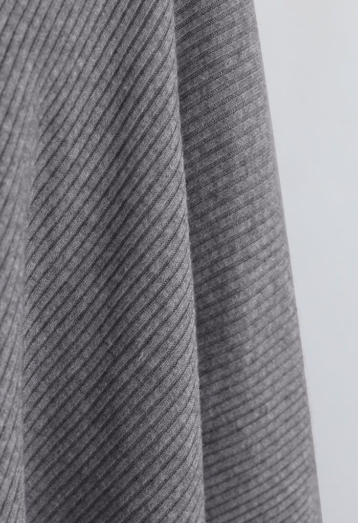 Capa poncho de punto acanalado con botones en gris
