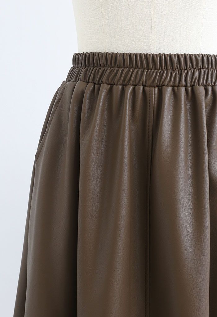 Falda midi de piel sintética con bolsillo lateral en marrón