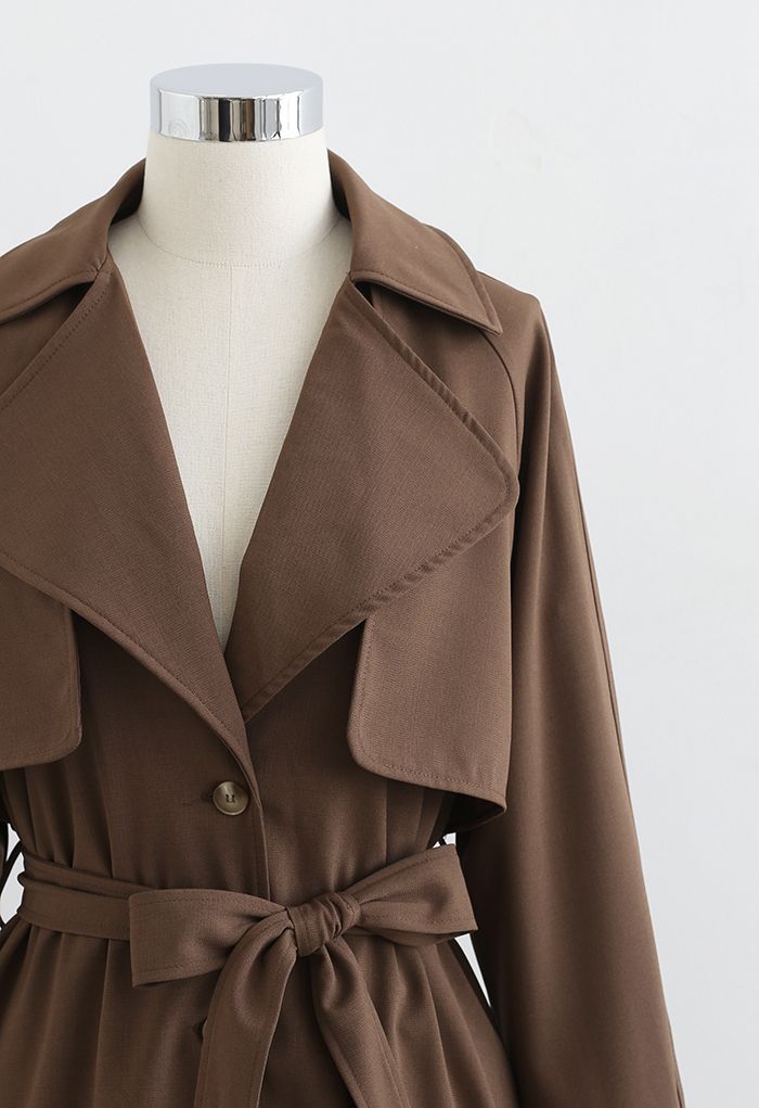 Minivestido con abrigo y botones con solapa de tormenta en marrón