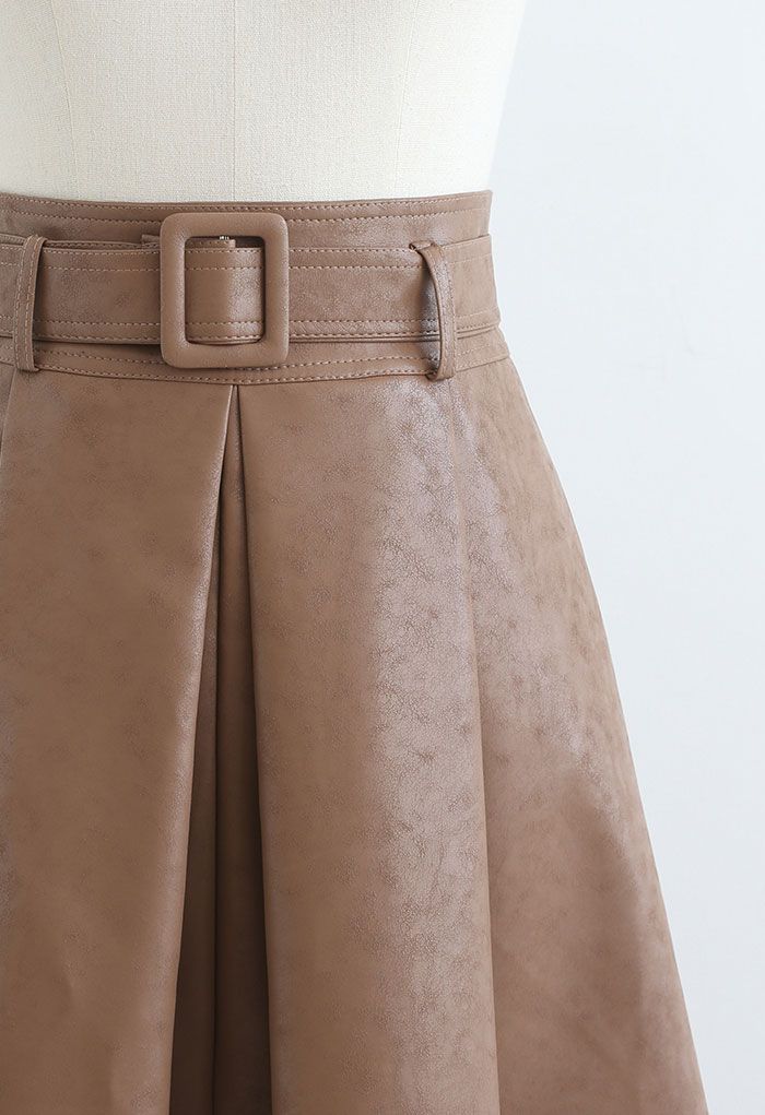 Falda plisada con cinturón de piel sintética texturizada en tostado