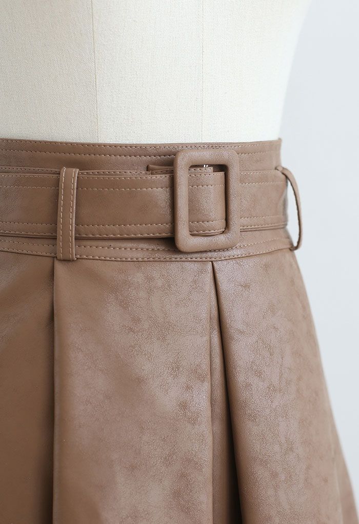 Falda plisada con cinturón de piel sintética texturizada en tostado