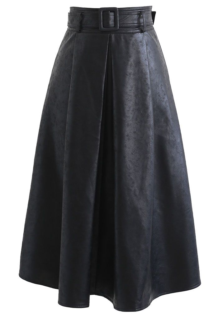 Falda plisada con cinturón de piel sintética texturizada en negro