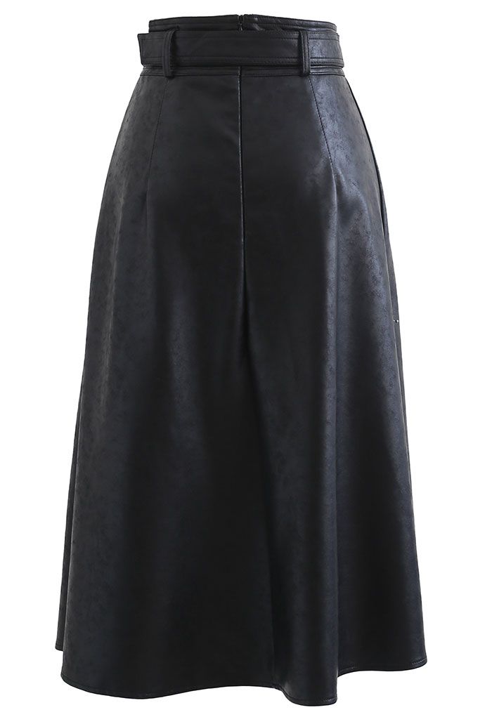 Falda plisada con cinturón de piel sintética texturizada en negro