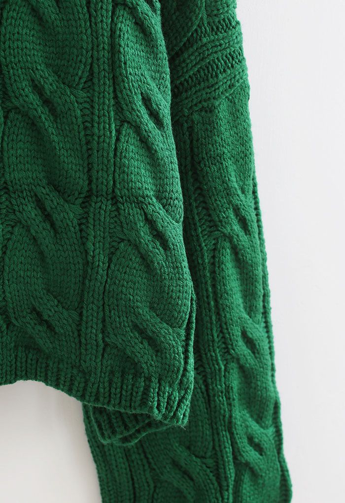 Suéter corto de punto trenzado con cuello alto en verde