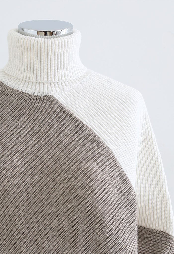 Suéter de punto asimétrico con cuello alto y manga murciélago en color topo
