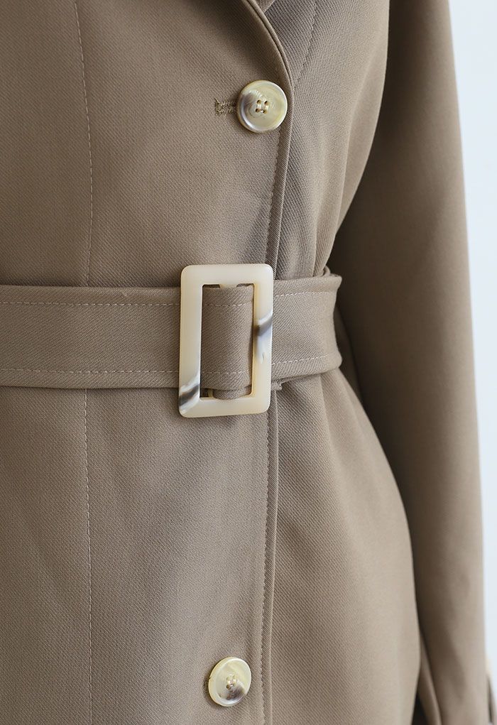 Abrigo con cinturón y botones en marrón