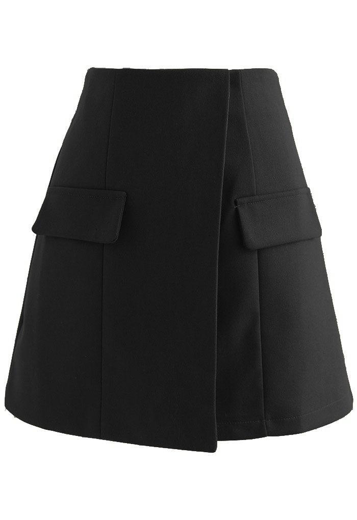 Minifalda negra de talle alto con detalle de solapa