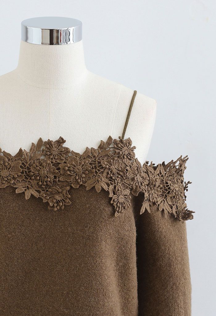 Top de punto suave con hombros descubiertos y borde de crochet floral 3D en marrón