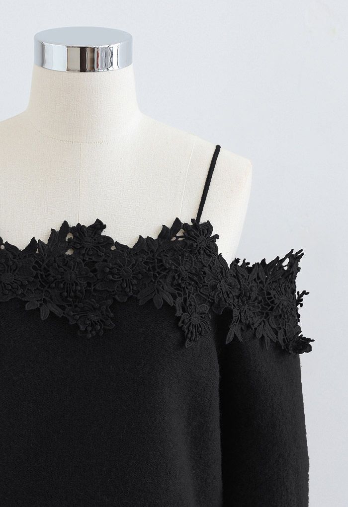 Top de punto suave con hombros descubiertos y borde de crochet floral 3D en negro