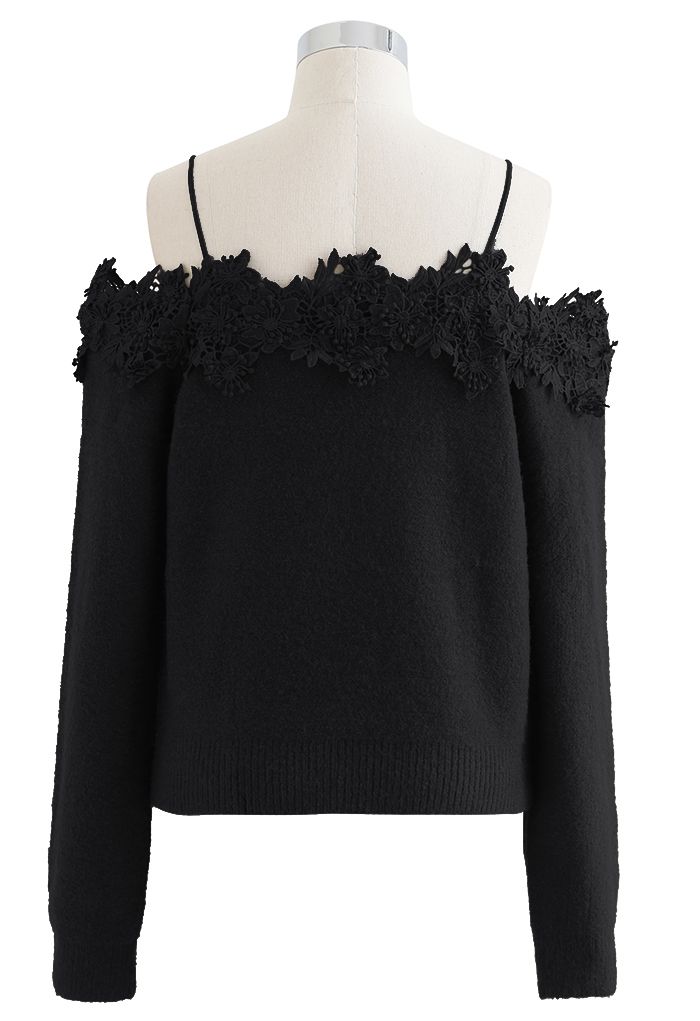 Top de punto suave con hombros descubiertos y borde de crochet floral 3D en negro