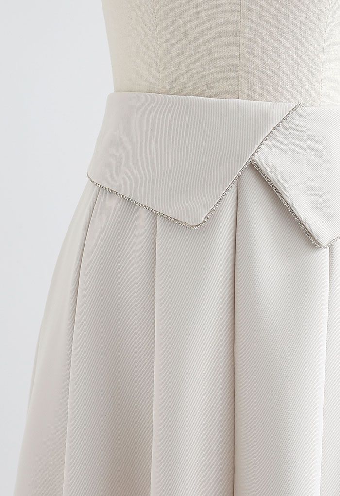 Falda midi con detalle de costuras con solapa de cristal en marfil