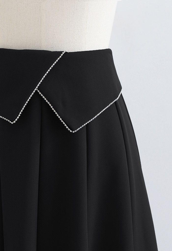 Falda midi con detalle de costuras con solapa de cristal en negro