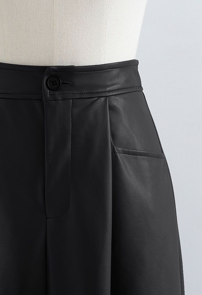 Falda acampanada de piel sintética con bolsillos con parches dobles en negro