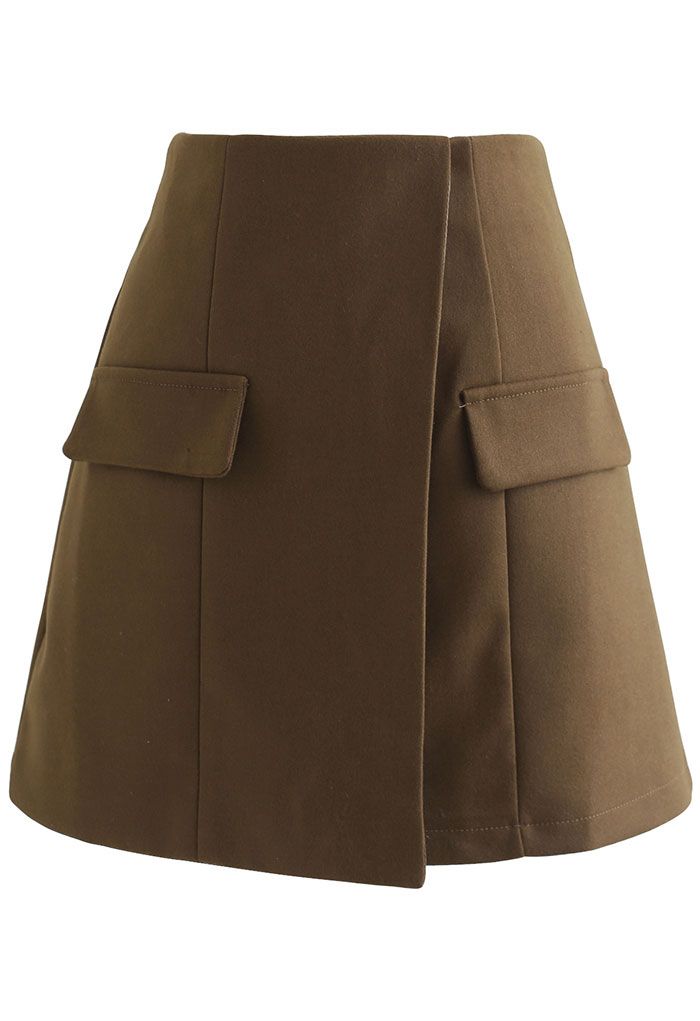 Minifalda de talle alto con detalle de solapa en marrón claro