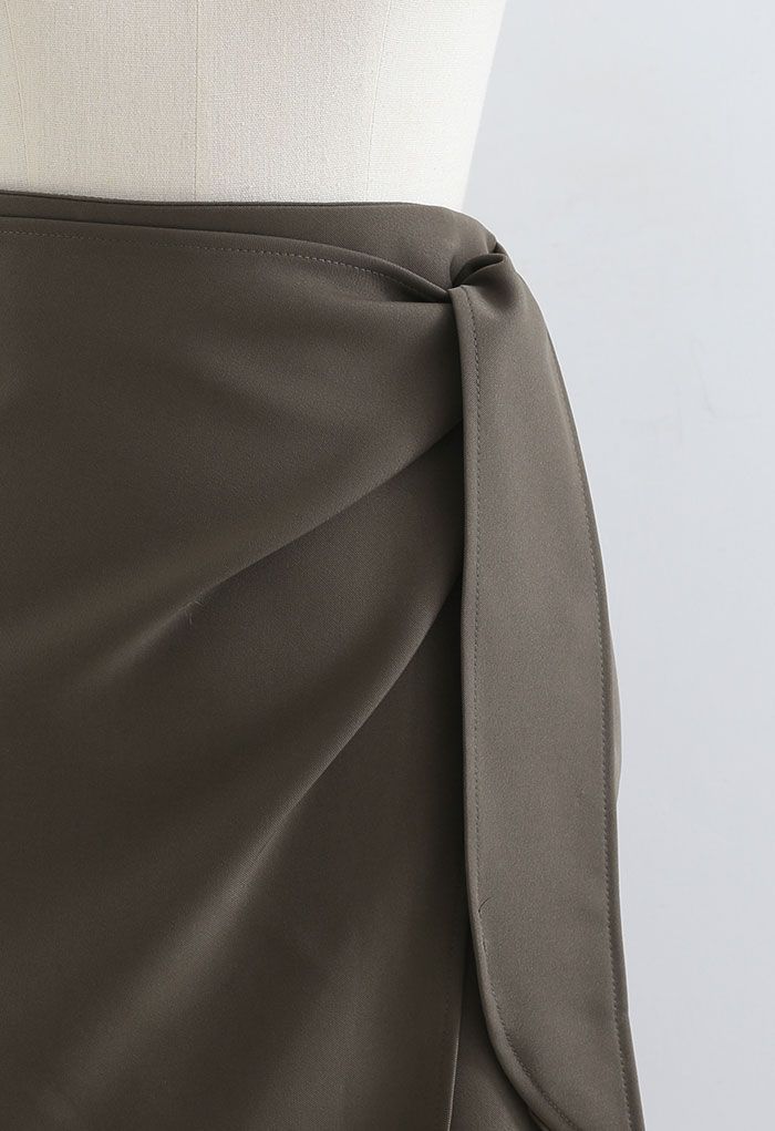 Falda midi con solapa en la cintura con nudo anudado en caqui oscuro