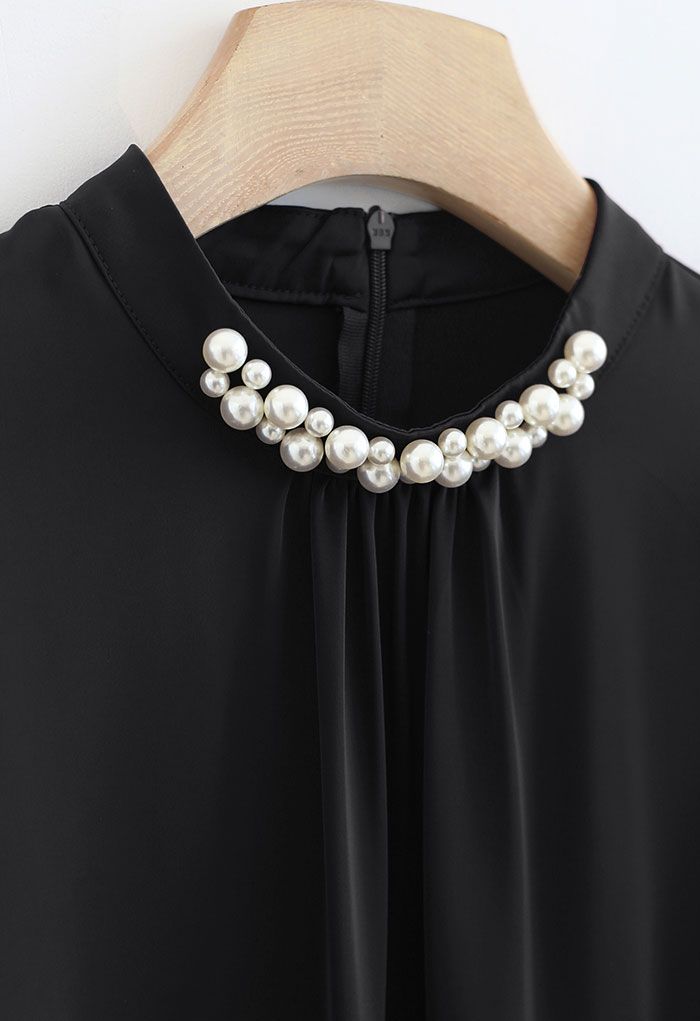 Top de satén con cuello simulado adornado con perlas en negro