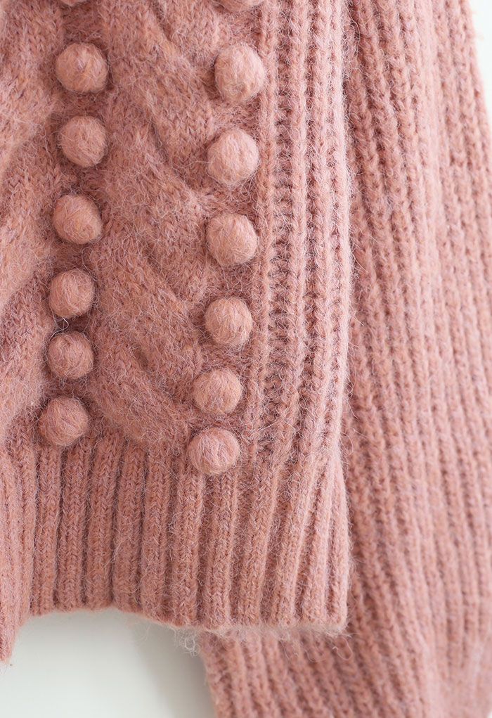 Suéter de punto de canalé de canalé con pompones difusos en rosa