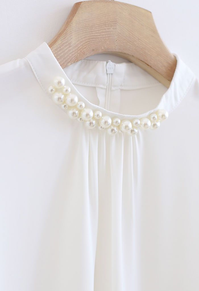 Top de satén con cuello simulado adornado con perlas en blanco