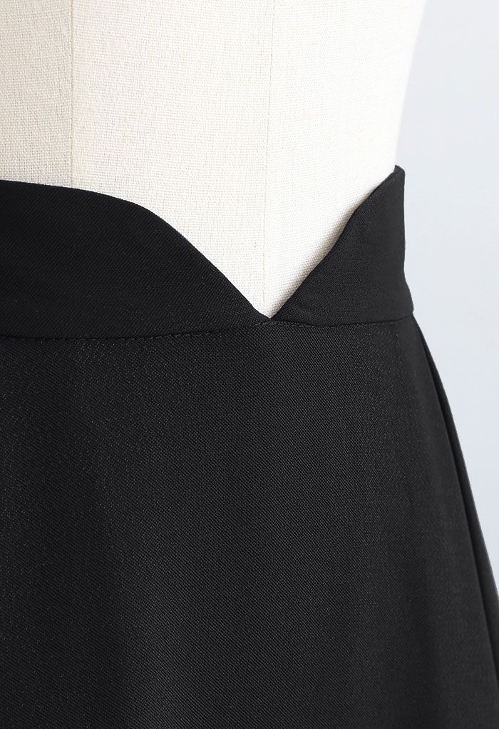 Falda plisada brillante con recorte en forma de V en negro