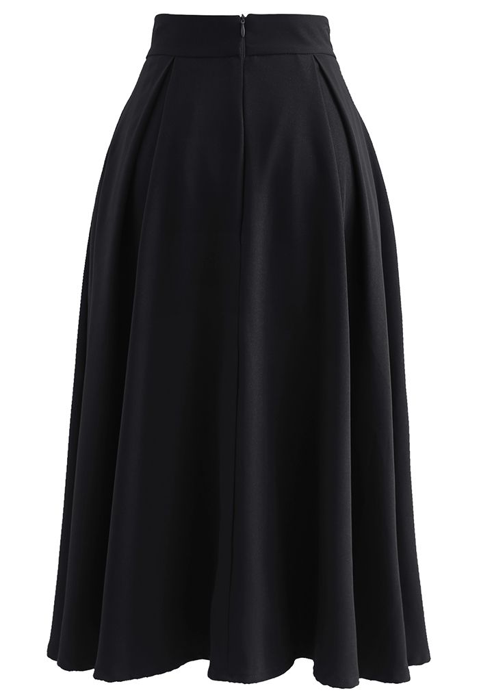 Falda plisada brillante con recorte en forma de V en negro