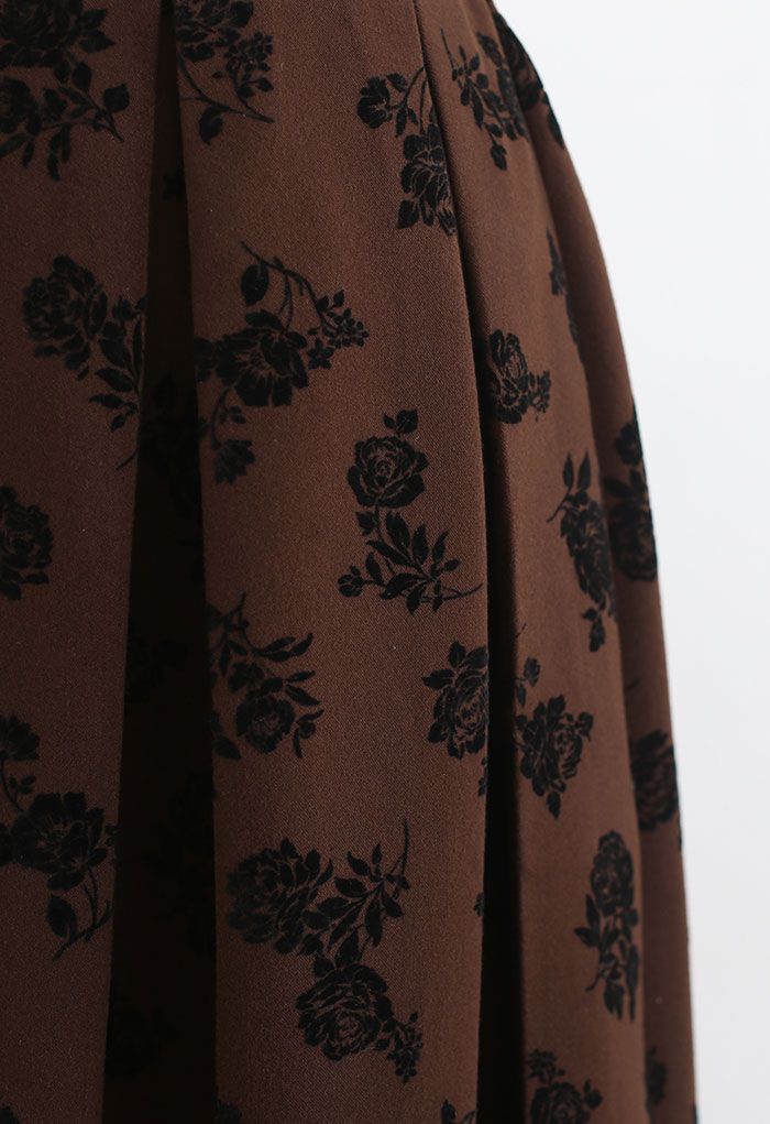 Falda midi plisada con estampado de ramillete en marrón