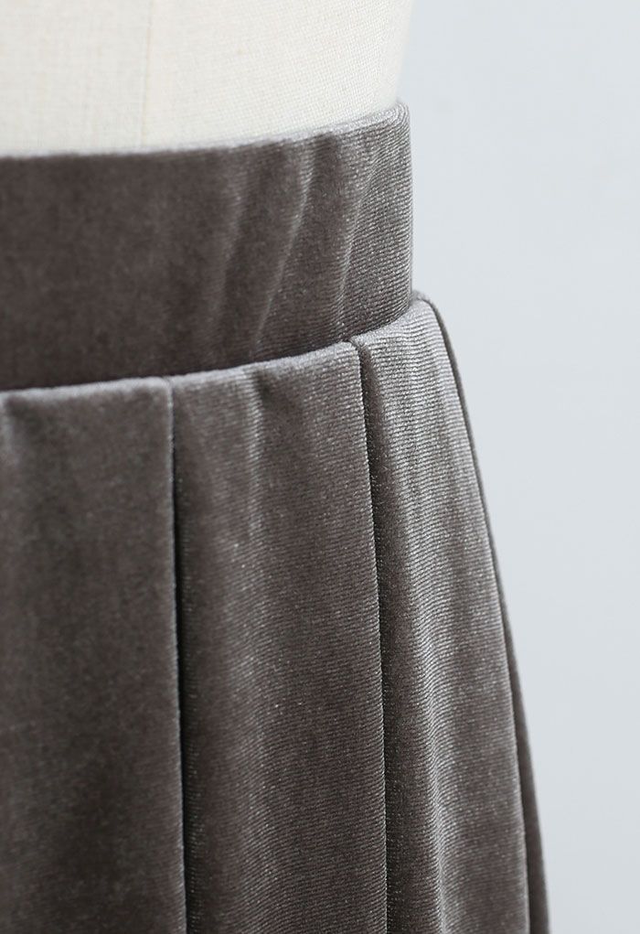 Falda midi plisada de terciopelo con brillo en gris