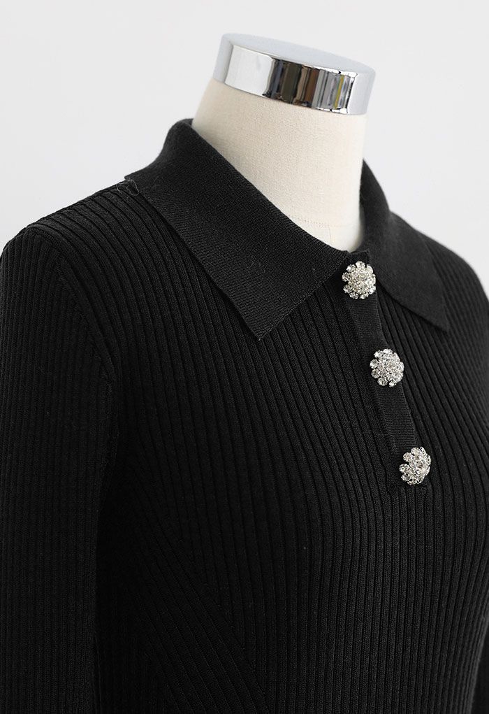Top de punto entallado con cuello y botones con broche en negro