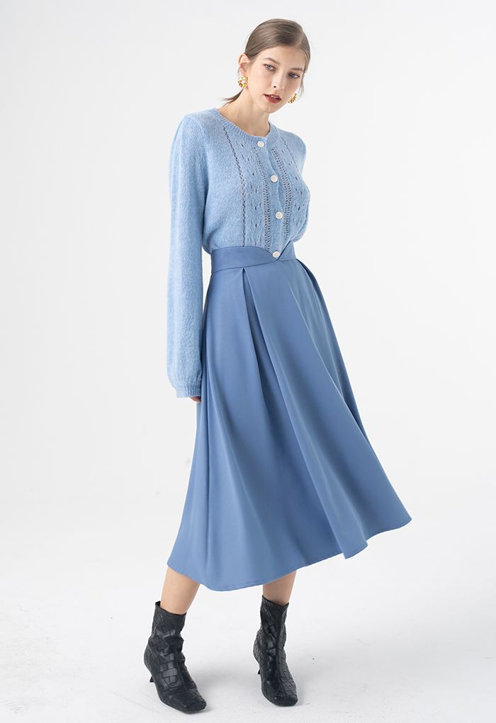 Falda plisada brillante con recorte en forma de V en azul