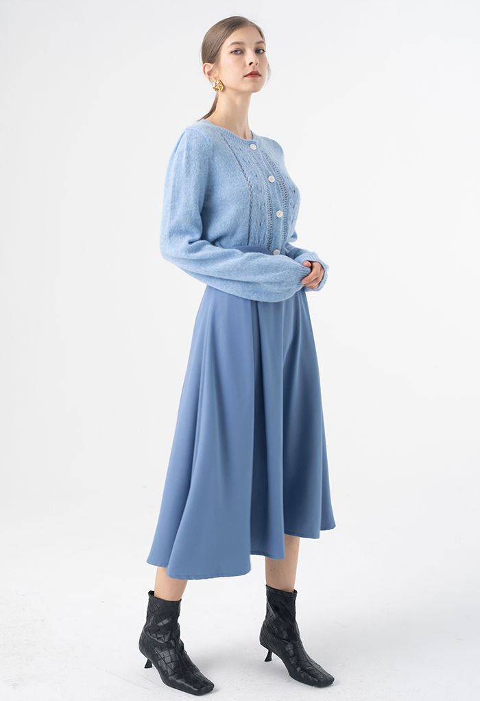 Falda plisada brillante con recorte en forma de V en azul