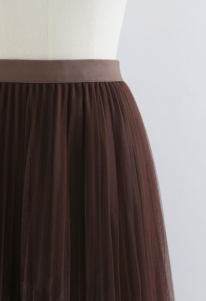 Falda plisada de malla degradada con estampado de lunares en marrón