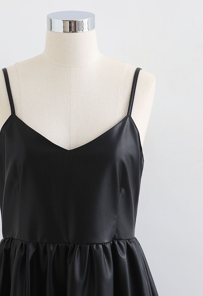 Minivestido estilo camisola de piel sintética en negro Soft Touch