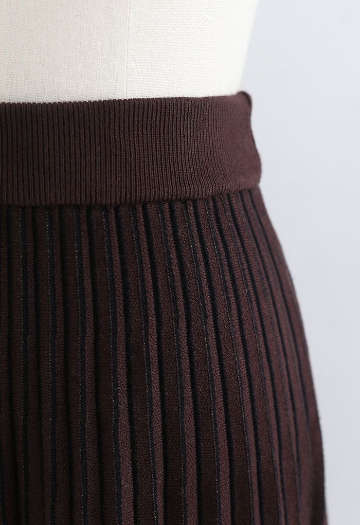 Falda midi de punto plisada con bloques en contraste y dobladillo con borlas en marrón