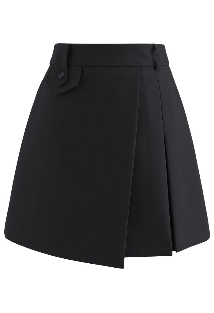 Minifalda negra con cintura abotonada y solapa en la parte delantera