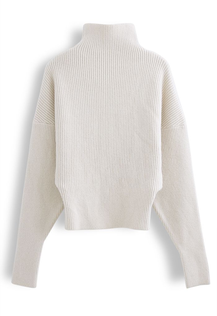 Suéter de punto acanalado con cuello alto y mangas de murciélago en color crema