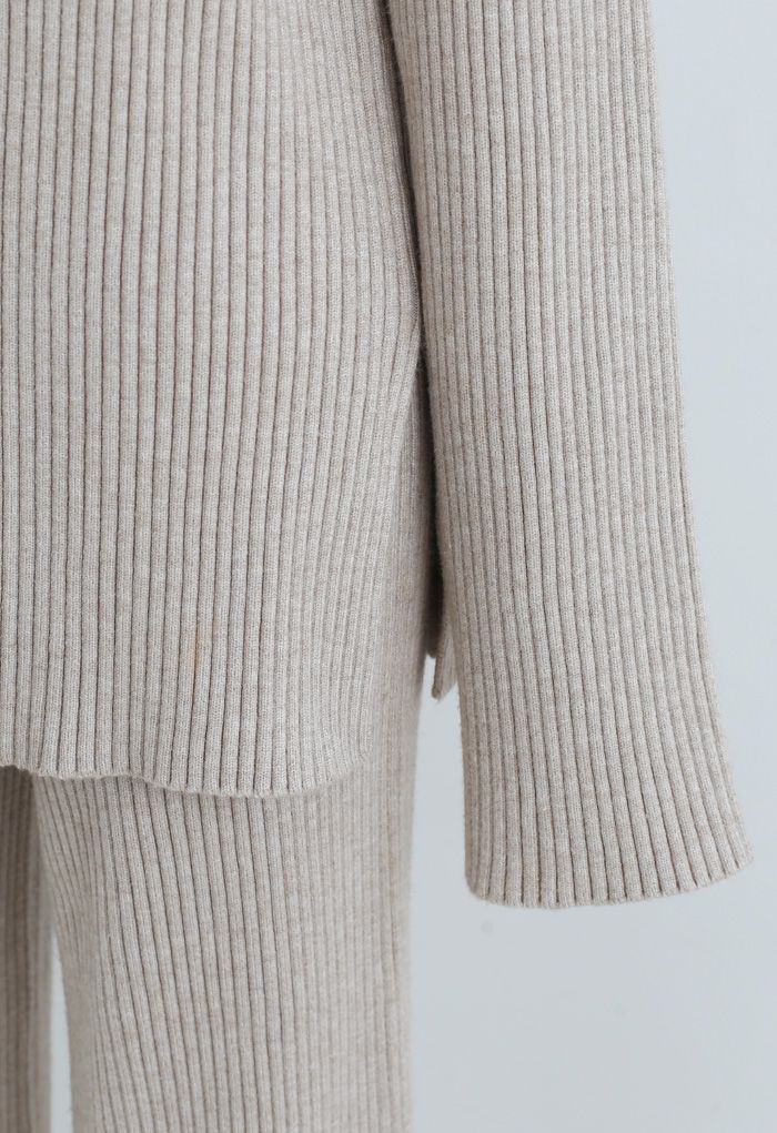 Conjunto de suéter y pantalones de punto acanalado con dobladillo dividido en color arena