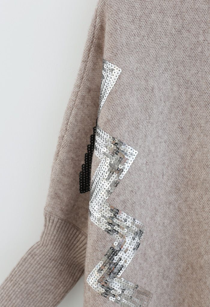 Suéter tipo capa de punto con lentejuelas en zigzag en tostado claro