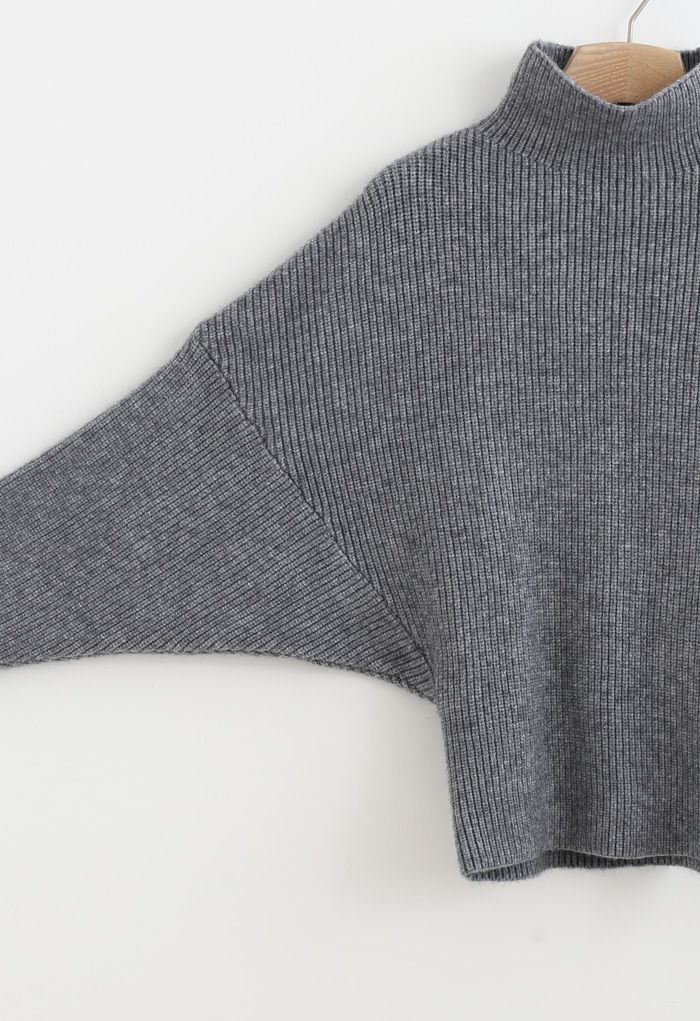 Suéter de punto acanalado con cuello alto y mangas de murciélago en gris