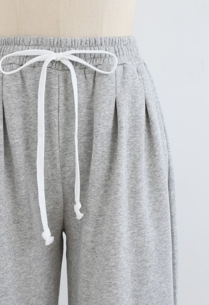 Pantalones recortados de pernera ancha y corte sin rematar con cordón en gris