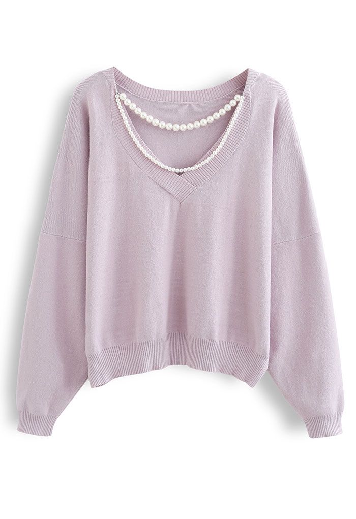 Suéter de punto extragrande con cuello de pico y cadena de perlas en lila
